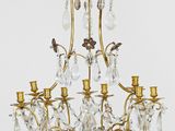 un lustre en or et en cristal suspendu au plafond