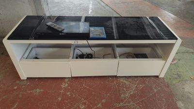 un meuble TV blanc avec un plateau noir et des tiroirs