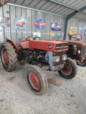 un tracteur rouge garé devant un bâtiment