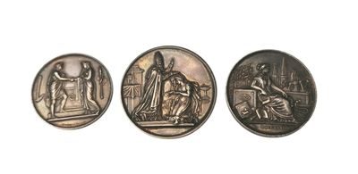 trois pièces d'argent sont représentées sur une surface blanche, sur fond blanc