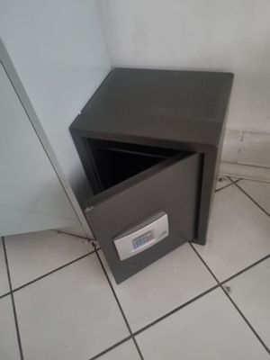un petit coffre-fort dans un coin de la salle de bains