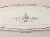 un plat blanc orné d'un motif bleu et blanc