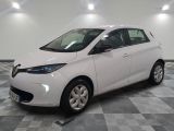 la voiture blanche est garée sur un sol en damier dans le garage