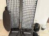 deux écrans en maille noir et blanc posés au sol