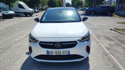 une voiture blanche garée sur le bord de la route