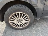 un gros plan sur le pneu d'une voiture sur une route en gravier