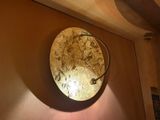 une horloge murale accrochée au mur d'une pièce