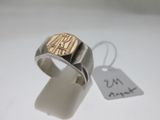 une photo d'une bague en argent et en or à laquelle est accrochée une étiquette