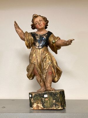 une statue représentant une femme debout sur une caisse