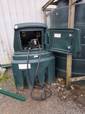 deux poubelles vertes placées l'une à côté de l'autre