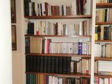 de nombreux livres sur la bibliothèque de cette pièce