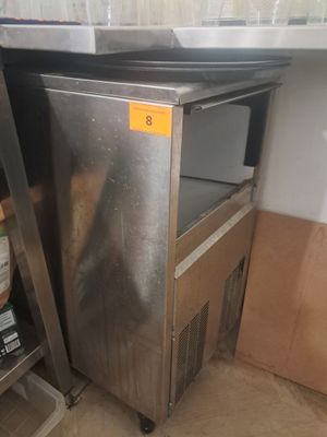 un petit réfrigérateur dans un coin de la cuisine