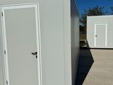 deux toilettes portables blanches installées sur un parking