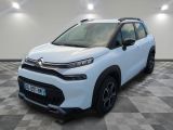 une Citroën blanche garée dans une pièce au sol en damier