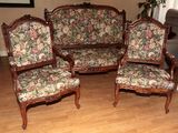 trois fauteuils et un canapé dans un salon