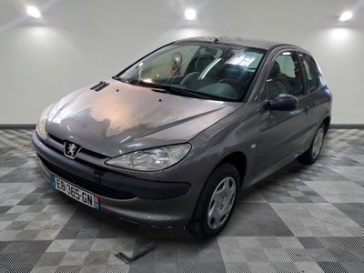 une voiture argentée garée dans un garage