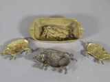 trois petites figurines d'animaux en laiton et un bol de nourriture