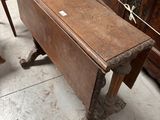 une table avec un plateau en bois et deux chaises à côté