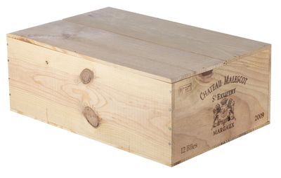 une boîte en bois portant une étiquette sur fond blanc