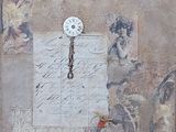 une photo d'une horloge accrochée au mur d'un immeuble