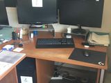 un bureau sur lequel sont posés deux écrans d'ordinateur et un clavier