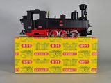 un petit train posé sur une boîte