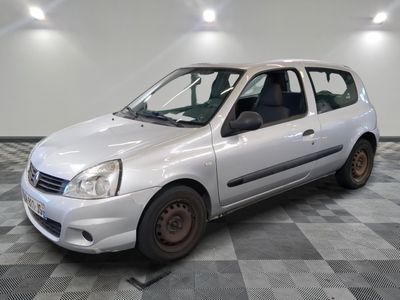 la photo d'une petite voiture blanche garée sur un sol en damier