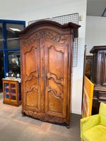 Armoire en bois mouluré et sculpté corniche chapeau de genda… (photo 2)