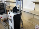 une machine posée sur un chariot dans un magasin
