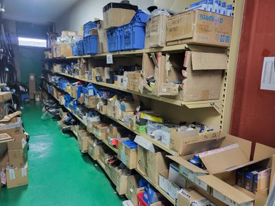 de nombreux cartons et boîtes sur les étagères de l'entrepôt