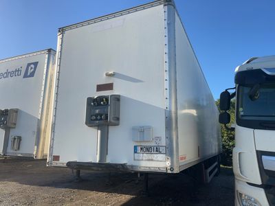 deux camions garés l'un à côté de l'autre dans un parking