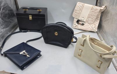 de nombreux sacs à main différents exposés dans une vitrine
