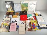 de nombreux livres qui sont posés ensemble sur la table