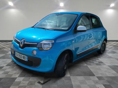 la petite voiture bleue est garée dans une pièce au sol à carreaux