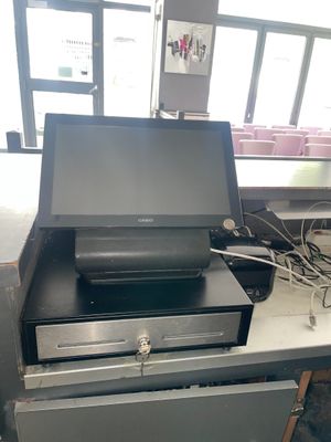 un ordinateur portable posé sur un classeur