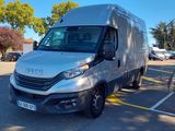 une camionnette argentée garée dans un parking