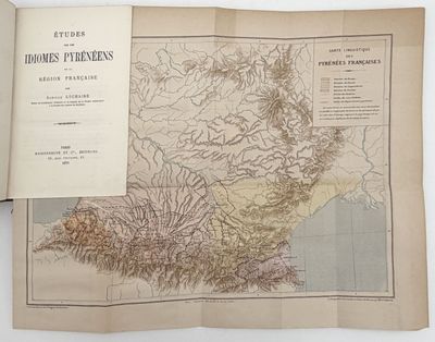 un livre ouvert sur lequel figure une carte de la France