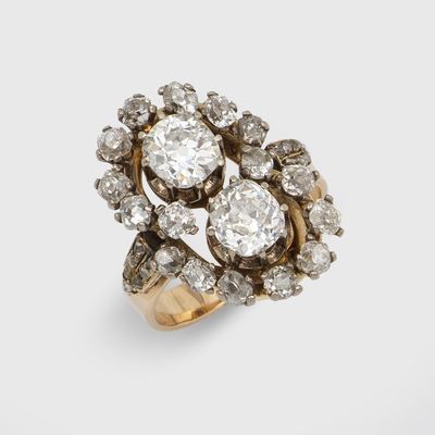 une bague ancienne à grappes de diamants