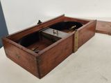une boîte en bois munie d'un loquet métallique sur le dessus