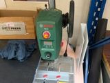 une machine posée sur une table