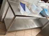 une étagère métallique sur laquelle sont posés tout un tas d'objets