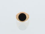 une bague en or avec une pierre noire au centre