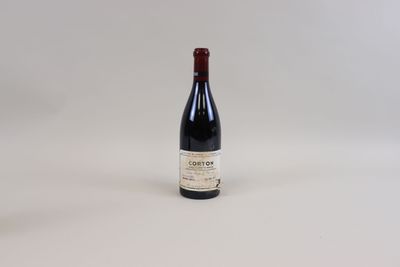 une bouteille de vin posée sur une table