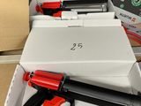 une boîte contenant un pistolet et une autre boîte contenant un pistolet