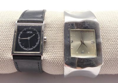 deux montres posées l'une sur l'autre sur une serviette