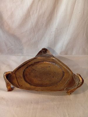une assiette marron posée sur une nappe blanche