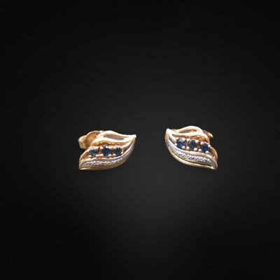 une paire de boucles d'oreilles en or serties de saphirs et de diamants