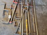 plein d'outils qui traînent par terre dans le garage