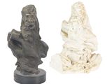 deux statues représentant un homme et une femme sur fond blanc