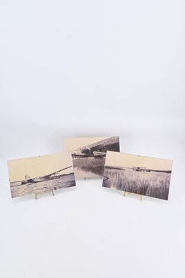 trois cartes sur lesquelles figure l'image d'un bateau dans l'eau